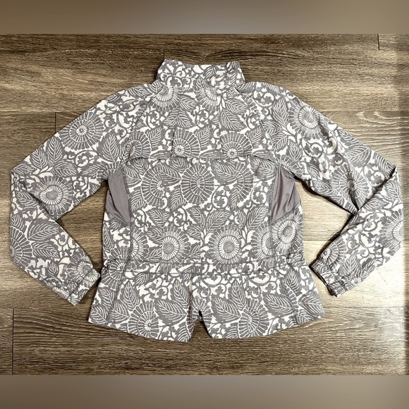 Lululemon Run: Travel To Track Jacket in Beachy Floral White Fossil Size 8 - Picture 8 of 9